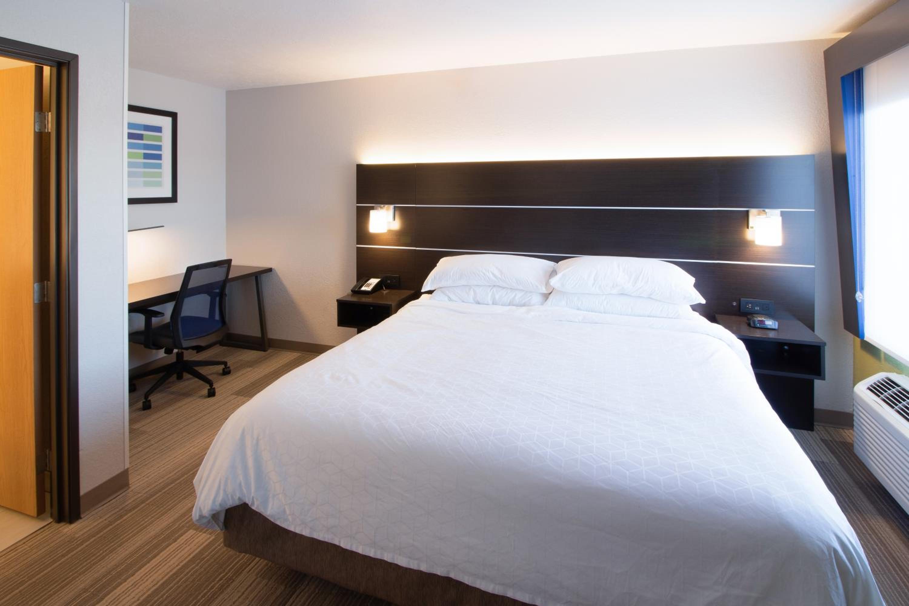 Holiday Inn Express & Suites - Worthington by IHG view 4