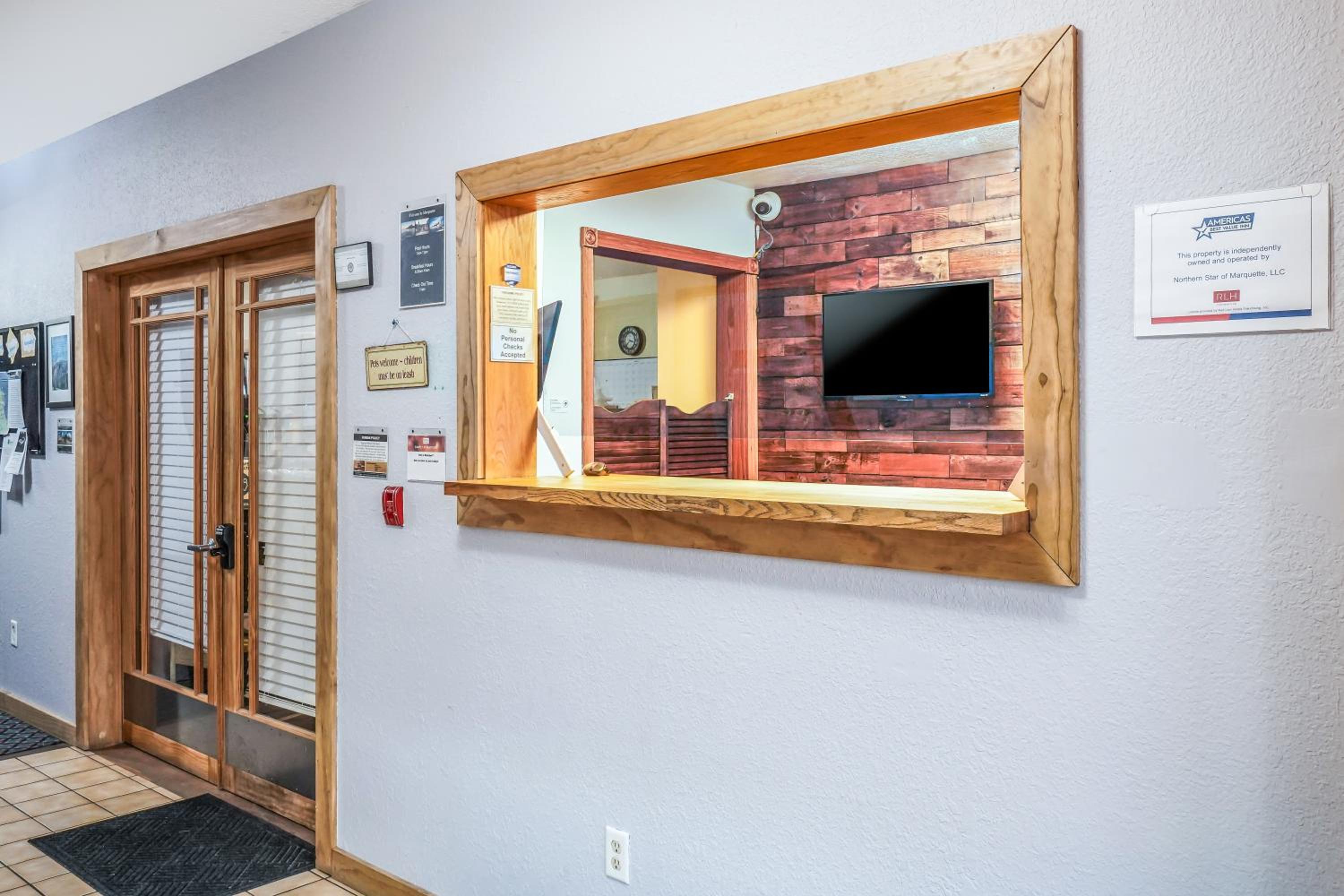 Marquette Vacations - Americas Best Value Inn Marquette - Property Image 18