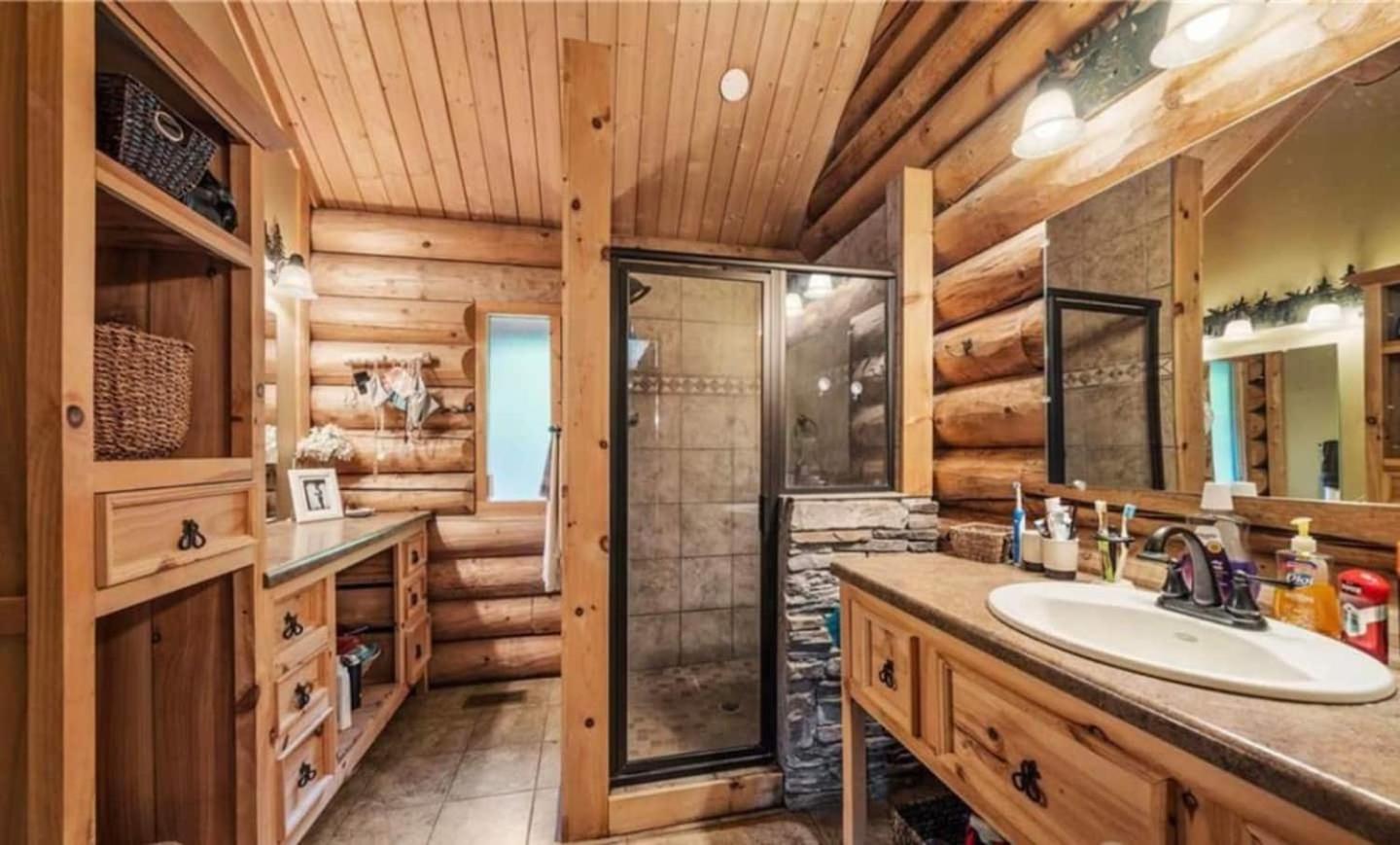 Luxury Log 7bed/6.5bath Cabin: Theater, Game Room, 7 Acres! view 2