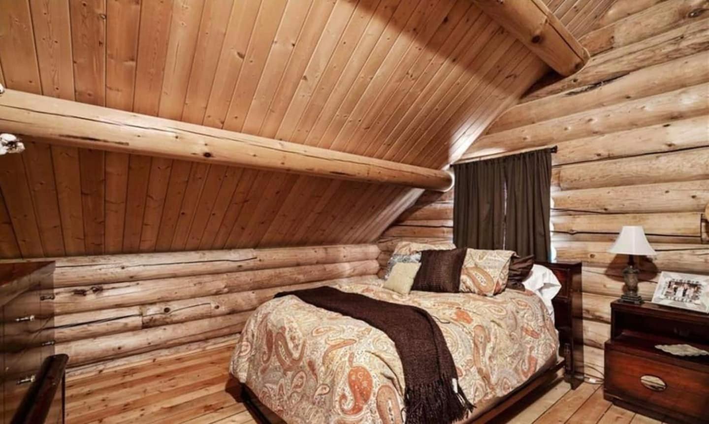 Luxury Log 7bed/6.5bath Cabin: Theater, Game Room, 7 Acres! view 3