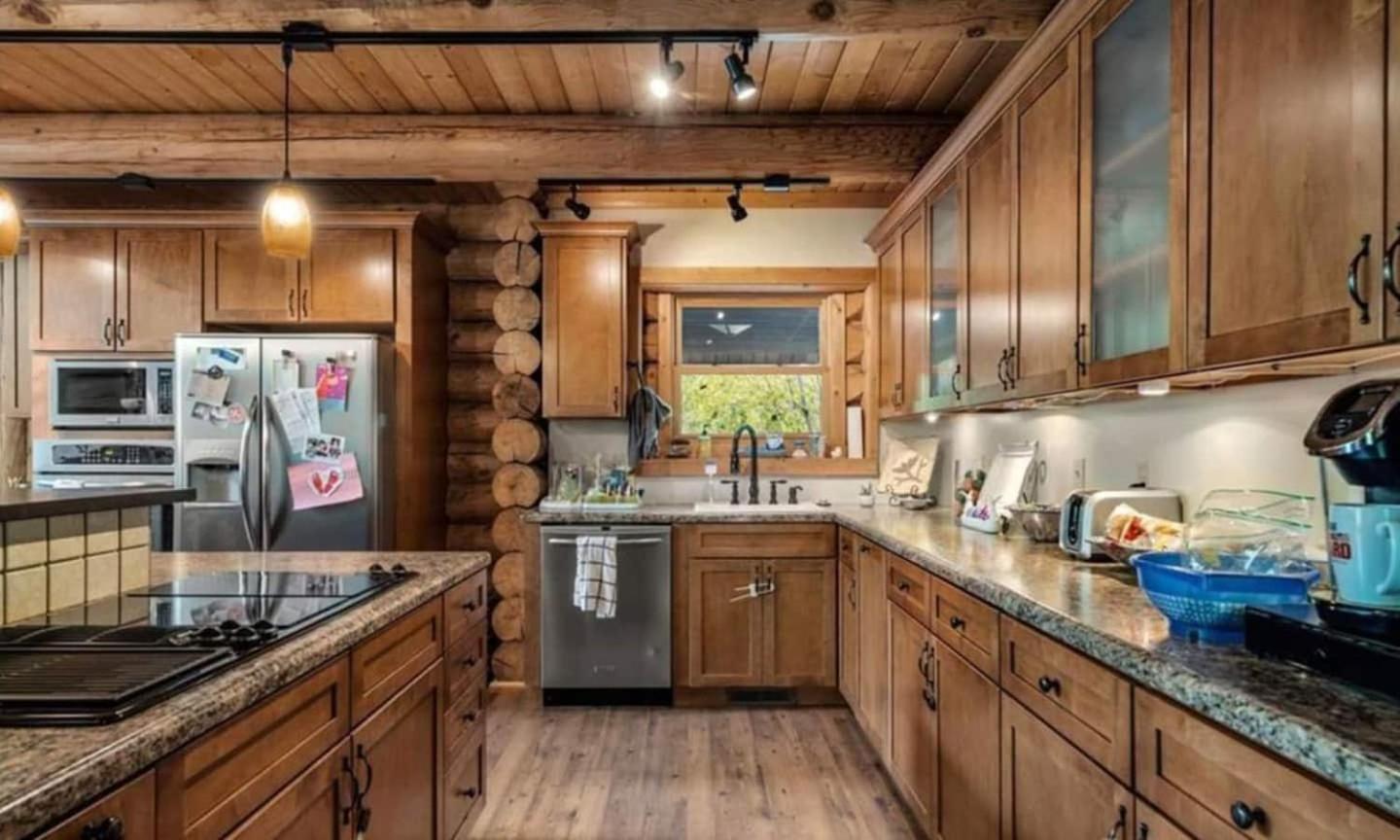 Luxury Log 7bed/6.5bath Cabin: Theater, Game Room, 7 Acres! view 4