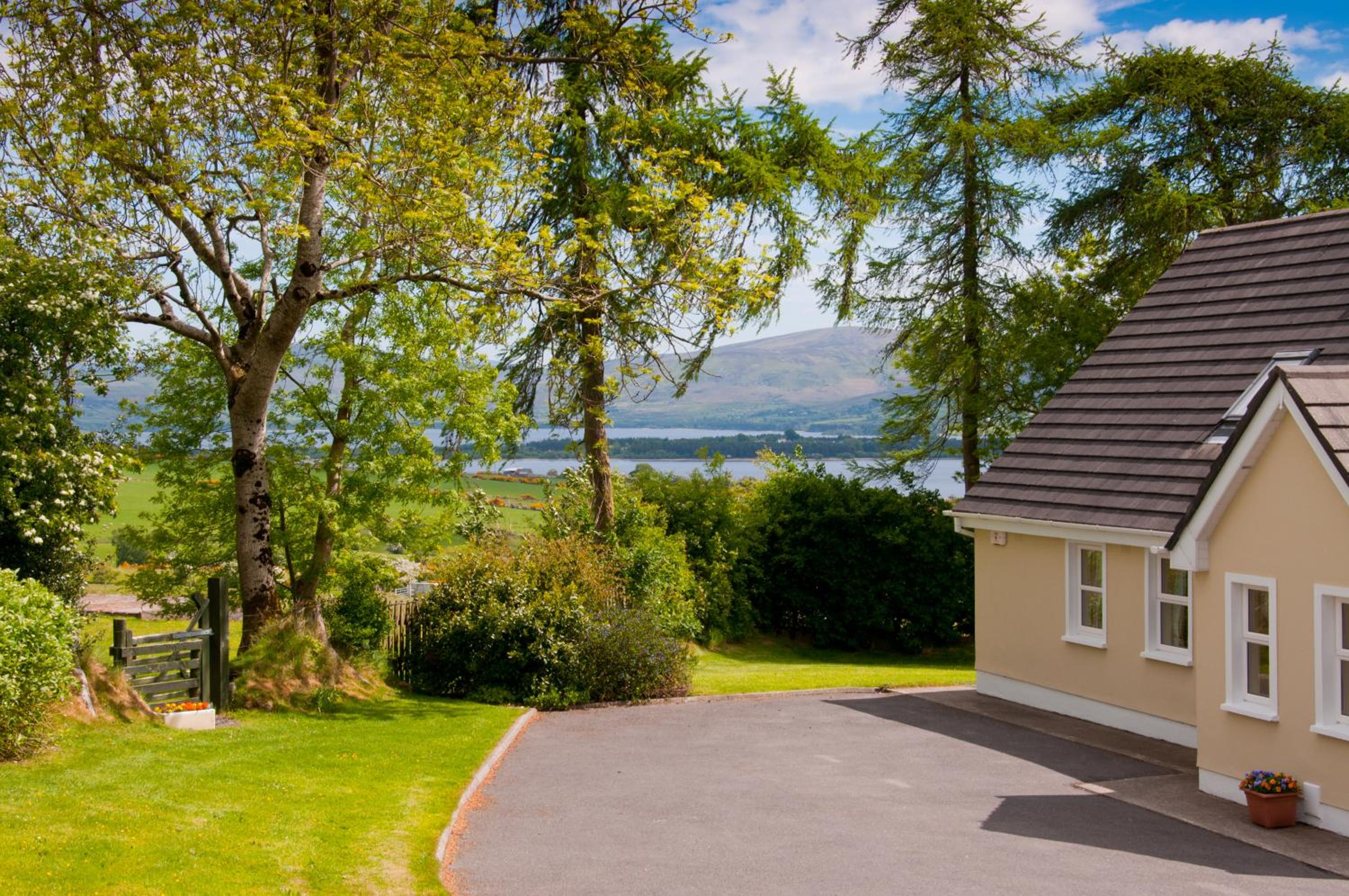 Abhainn Ri Cottages view 3