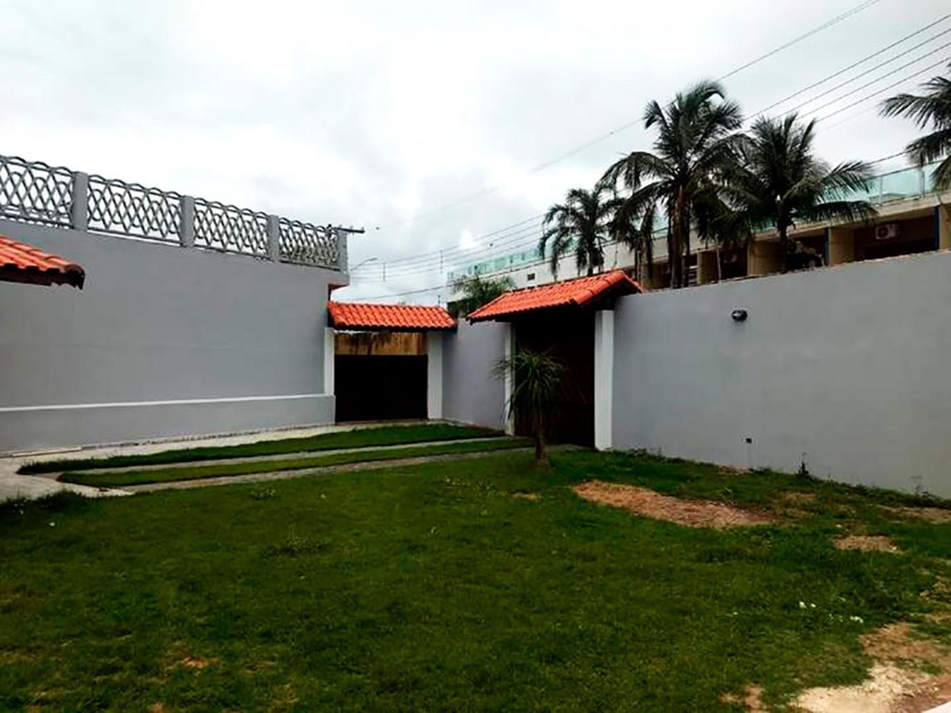 Casa com lazer e a 200 m da praia em Peruibe SP