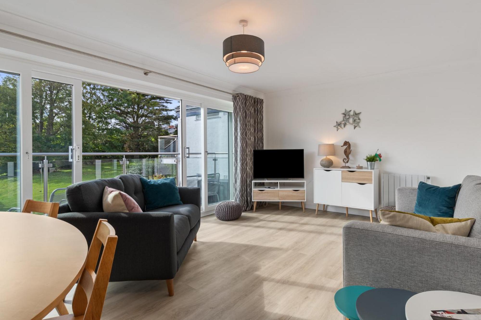 25 Coedrath Park - Sea Views from Balcony, Short Walk to Beach, Parking view 3