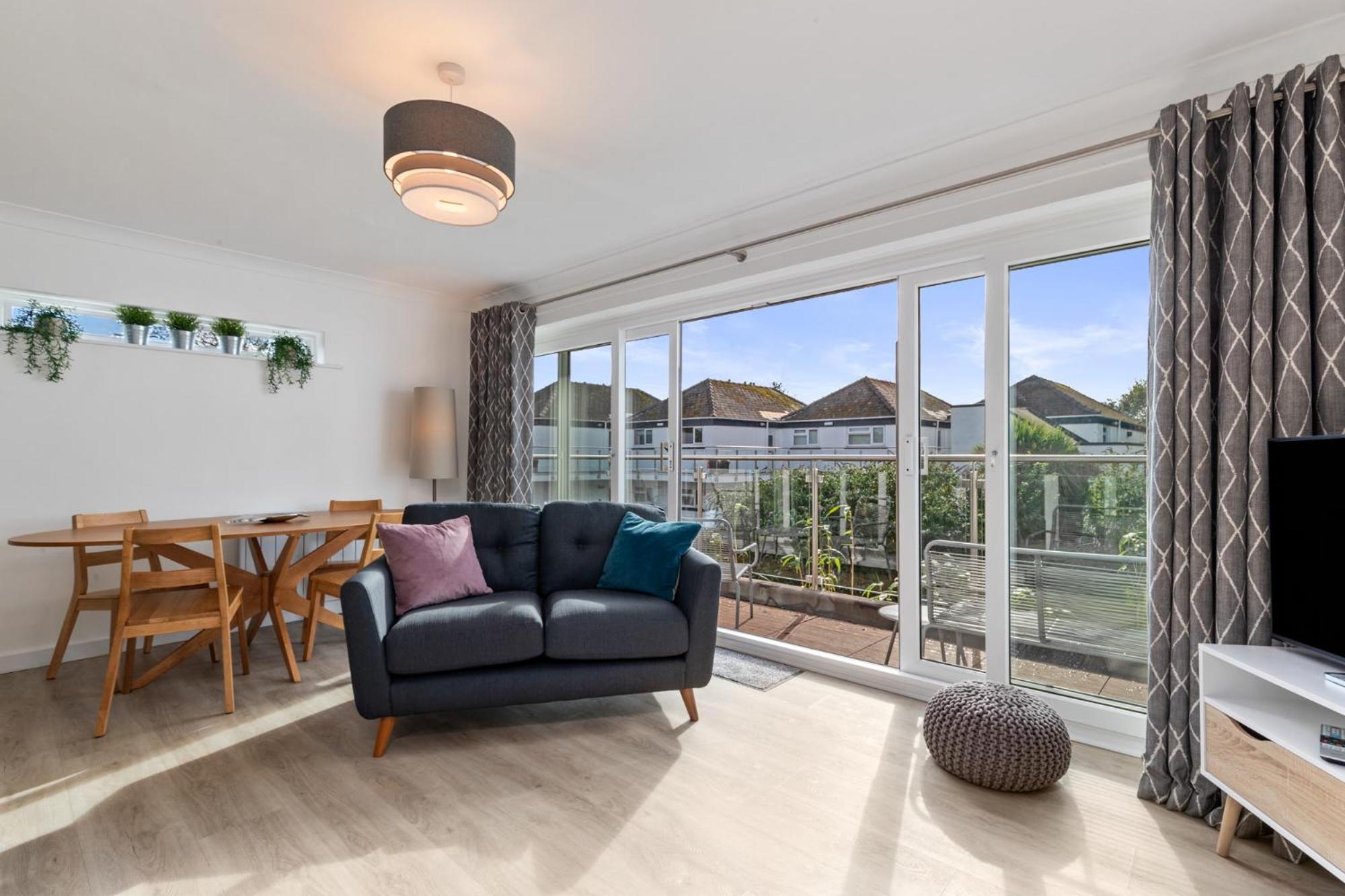 25 Coedrath Park - Sea Views from Balcony, Short Walk to Beach, Parking view 4