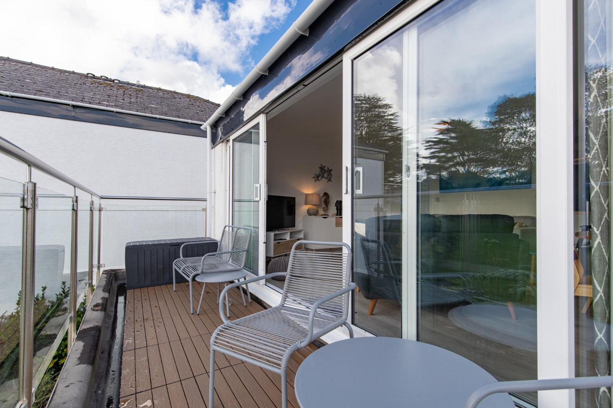 25 Coedrath Park - Sea Views from Balcony, Short Walk to Beach, Parking view 2