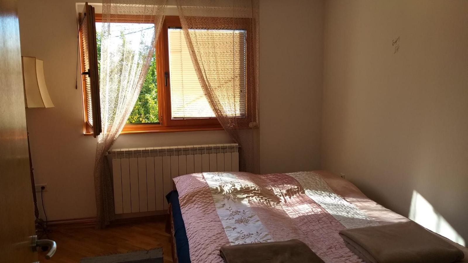 Apartman sa garažom i internetom