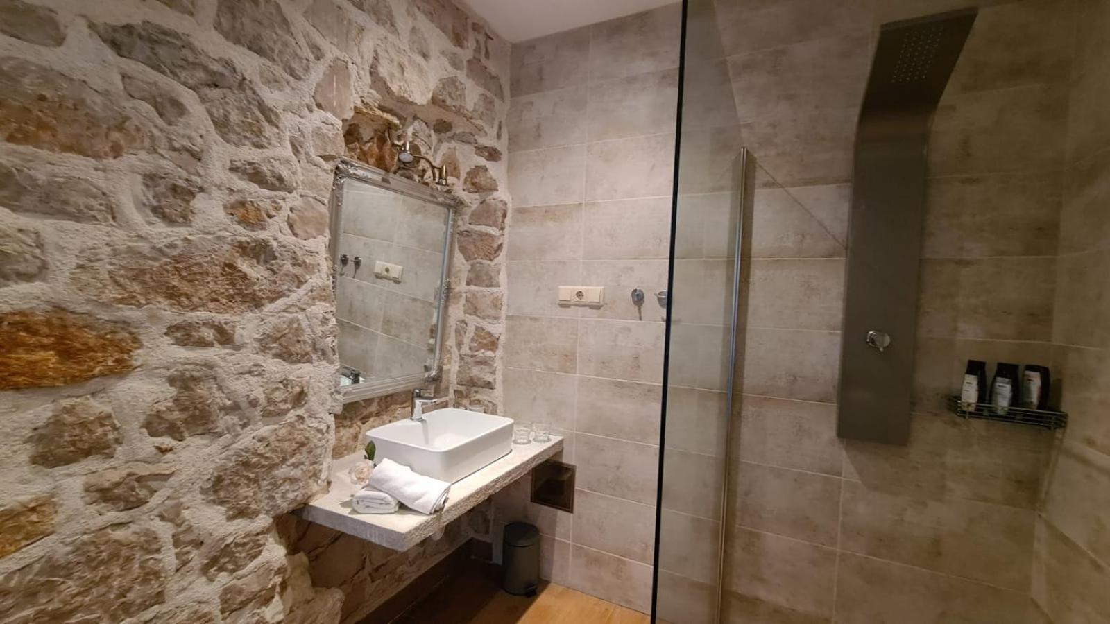 Photo 77