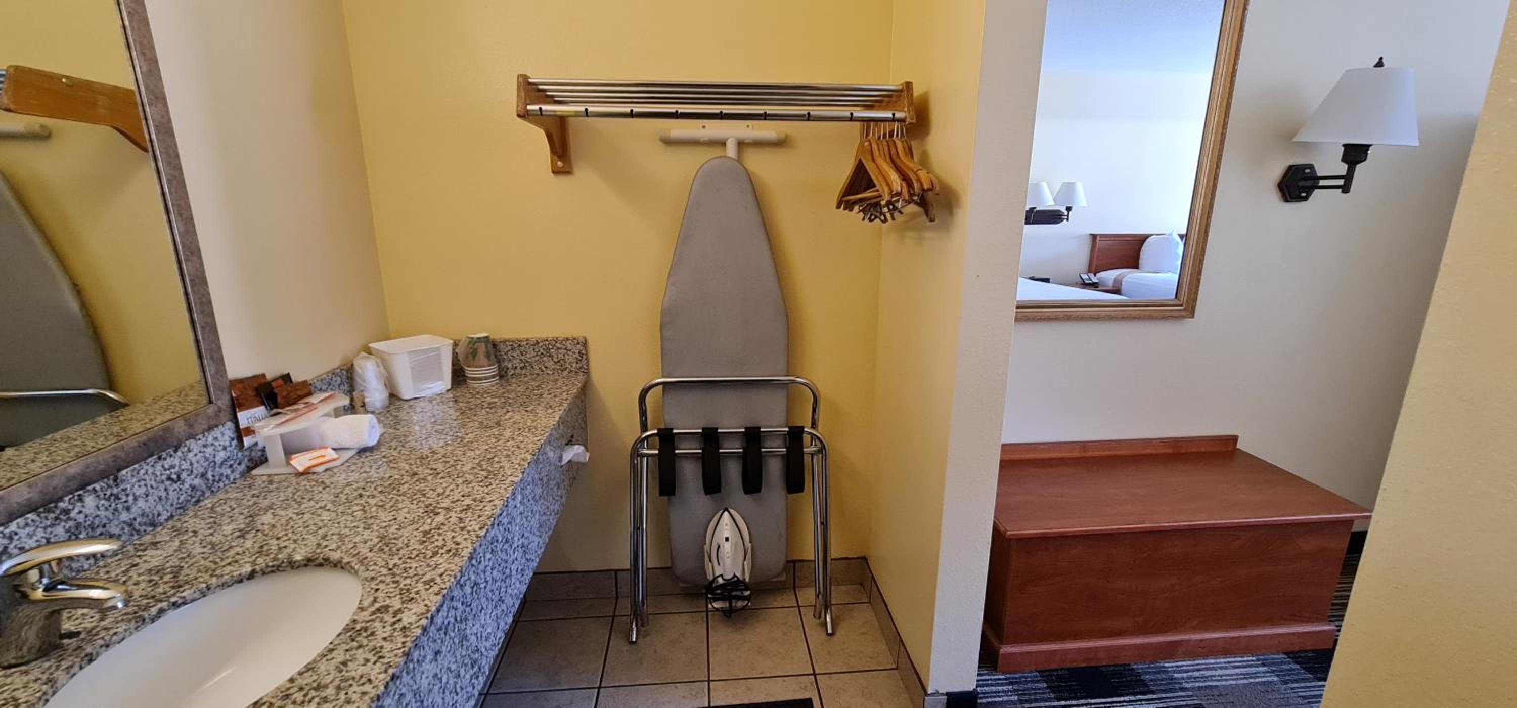 Oakridge Inn & Suites