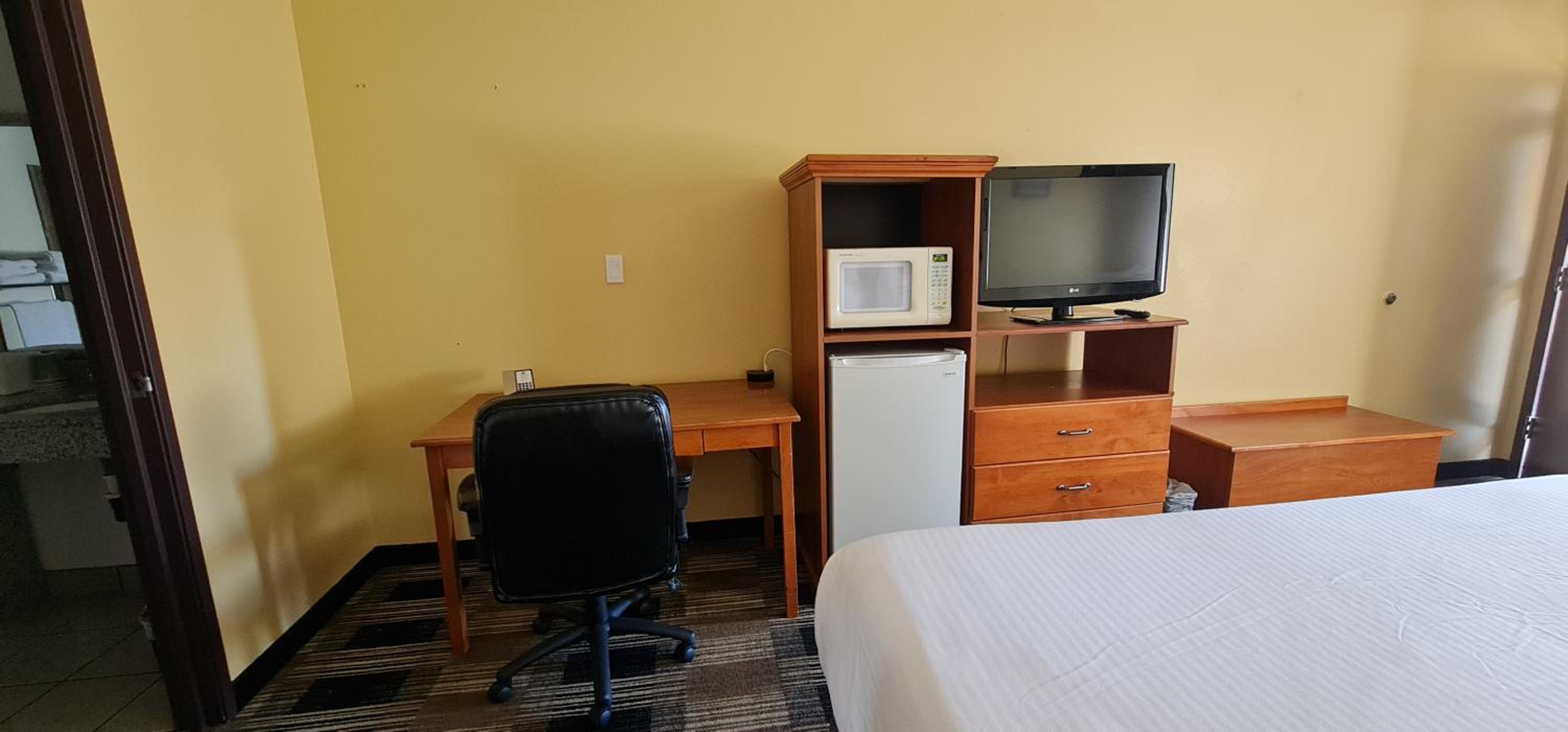 Oakridge Inn & Suites