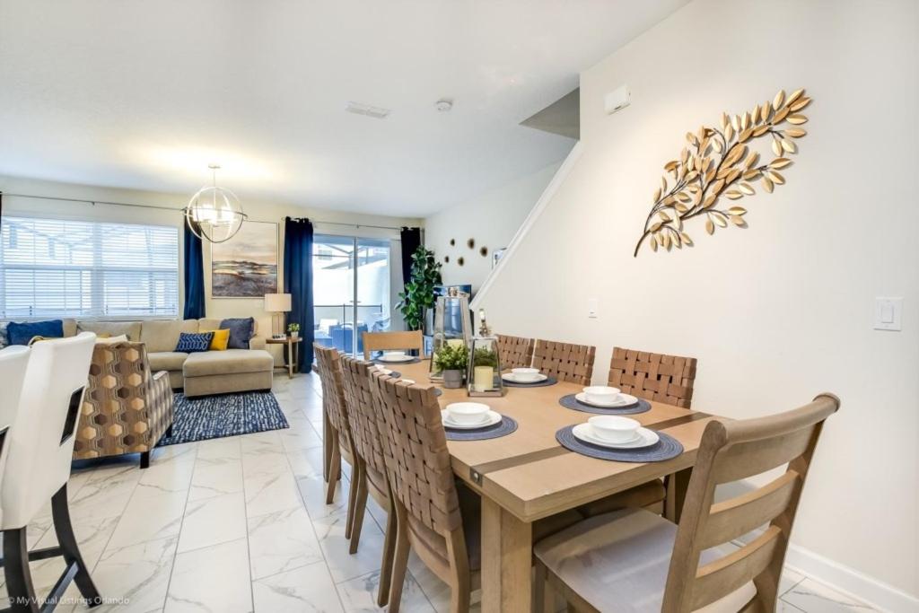 5 Bed Storey Lake Beautiful Townhome! townhouse view 4