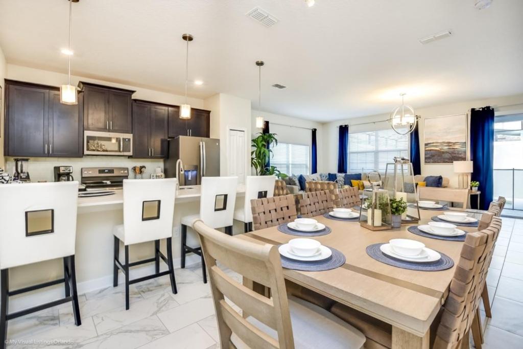 5 Bed Storey Lake Beautiful Townhome! townhouse view 3