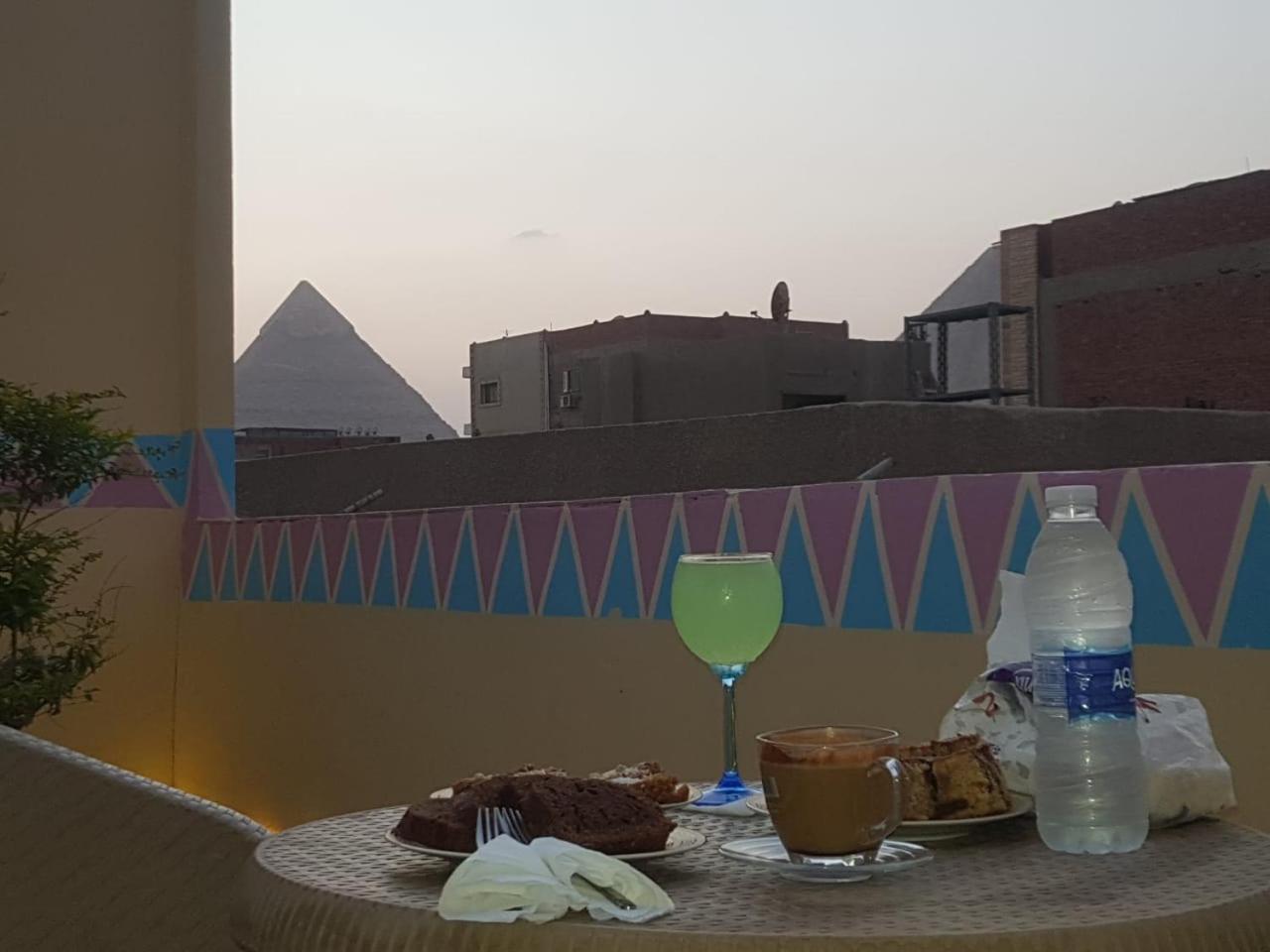 Jana Pyramids view inn