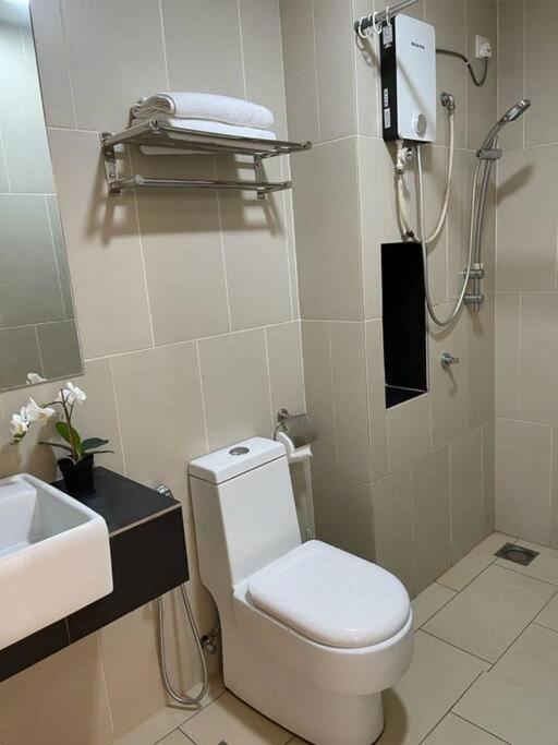 OPAHOME@SWISS GARDEN RESIDENCE (POOL VIEW) 1 Bedroom Studio with WIFI + NETFLIX photo 8