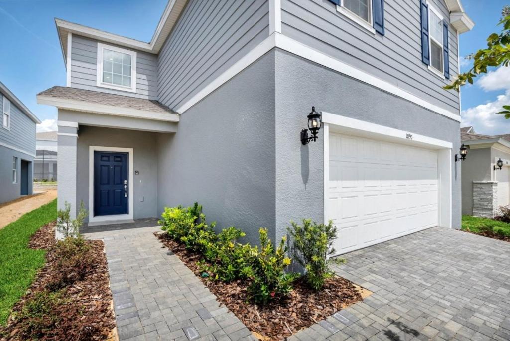 Space For All! 5 Bed in Windsor Island Pool Home! view 2