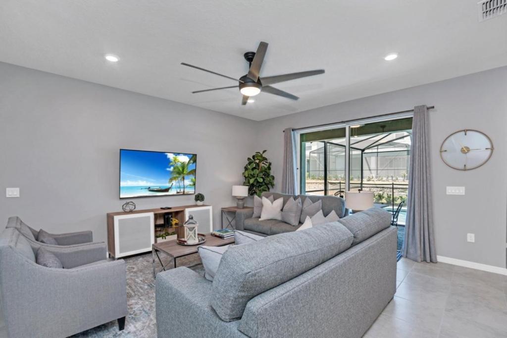 Space For All! 5 Bed in Windsor Island Pool Home! view 5