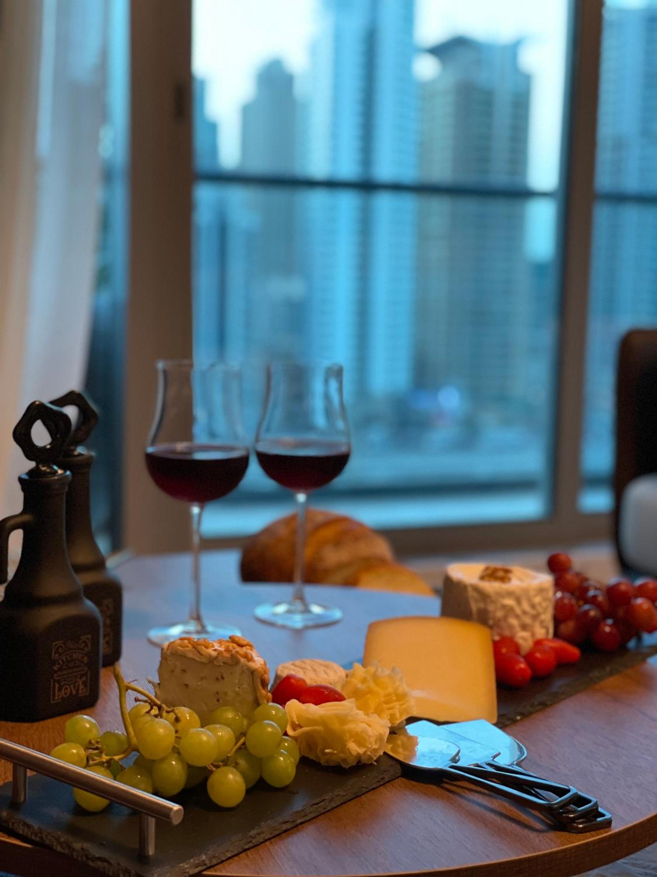 Luxury new apartment on the metro, facing Dubai marina.