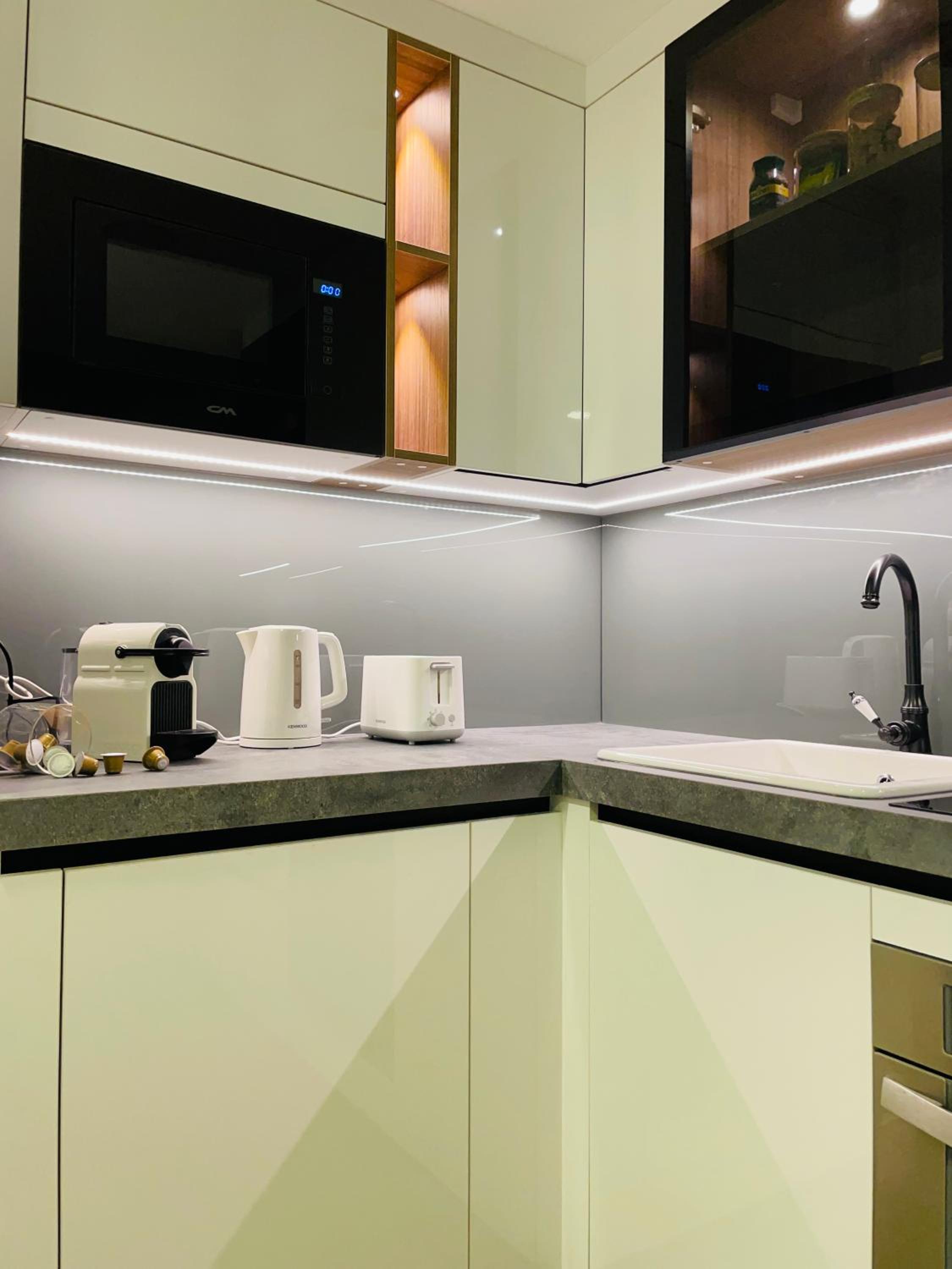 Luxury new apartment on the metro, facing Dubai marina.