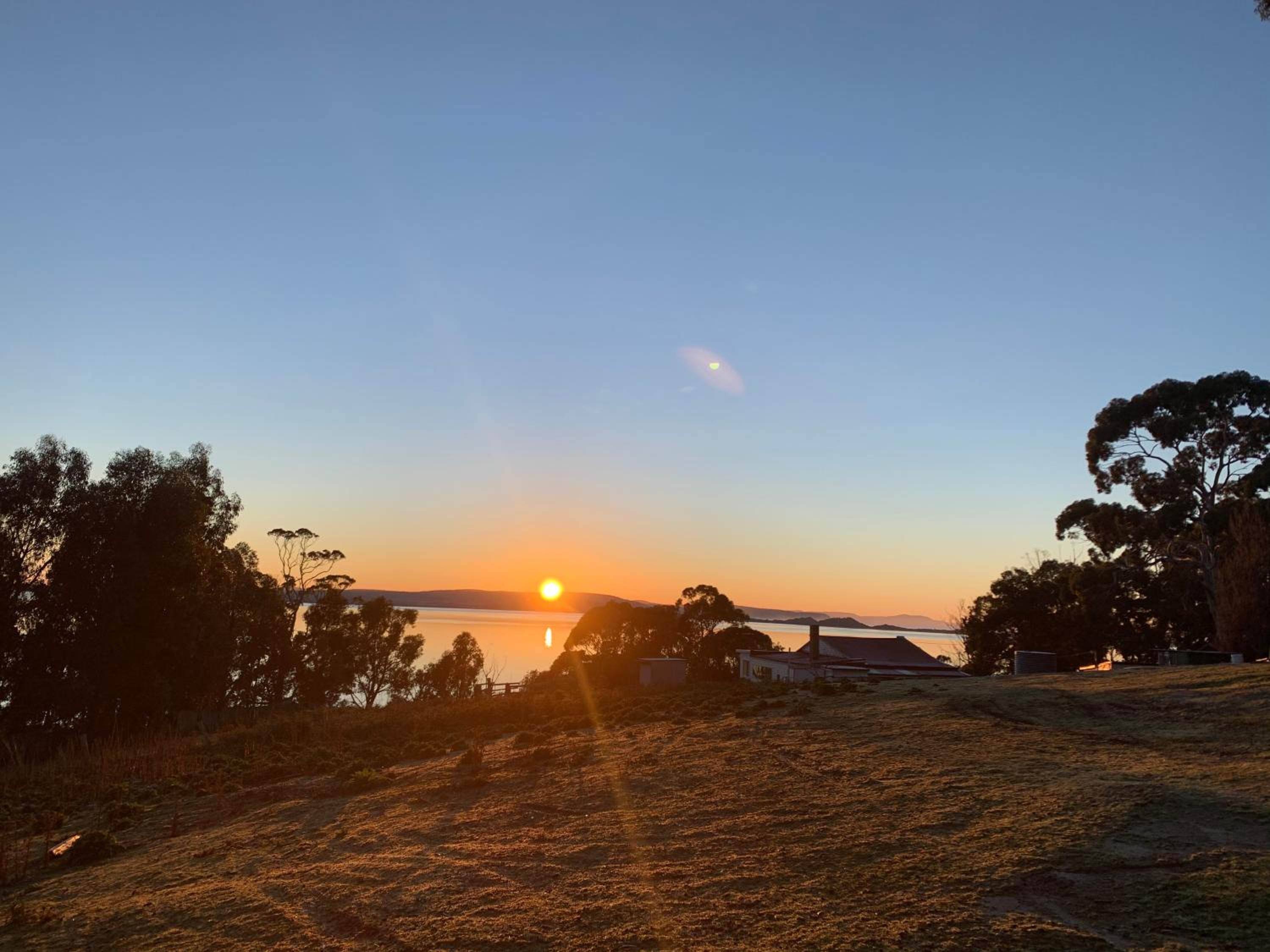 Wylah Cottage for a Peaceful Bruny Island Escape with Water Views, Fireplace & Wallabies