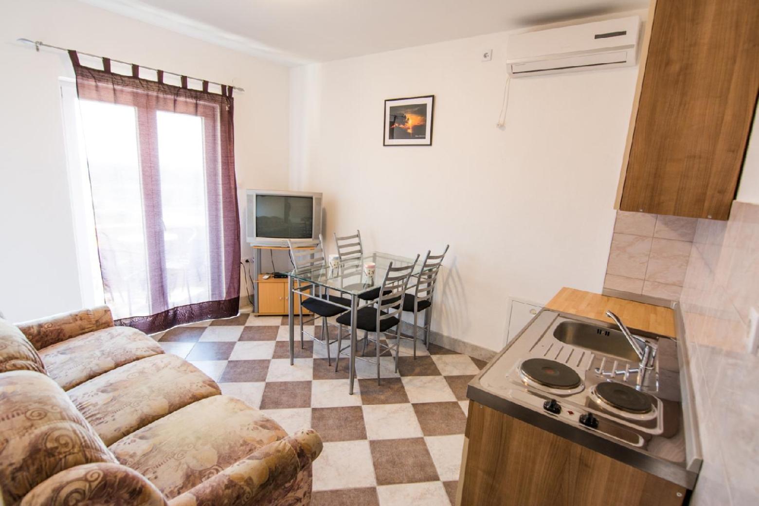 Apartman Marica with swimmingpool view 4