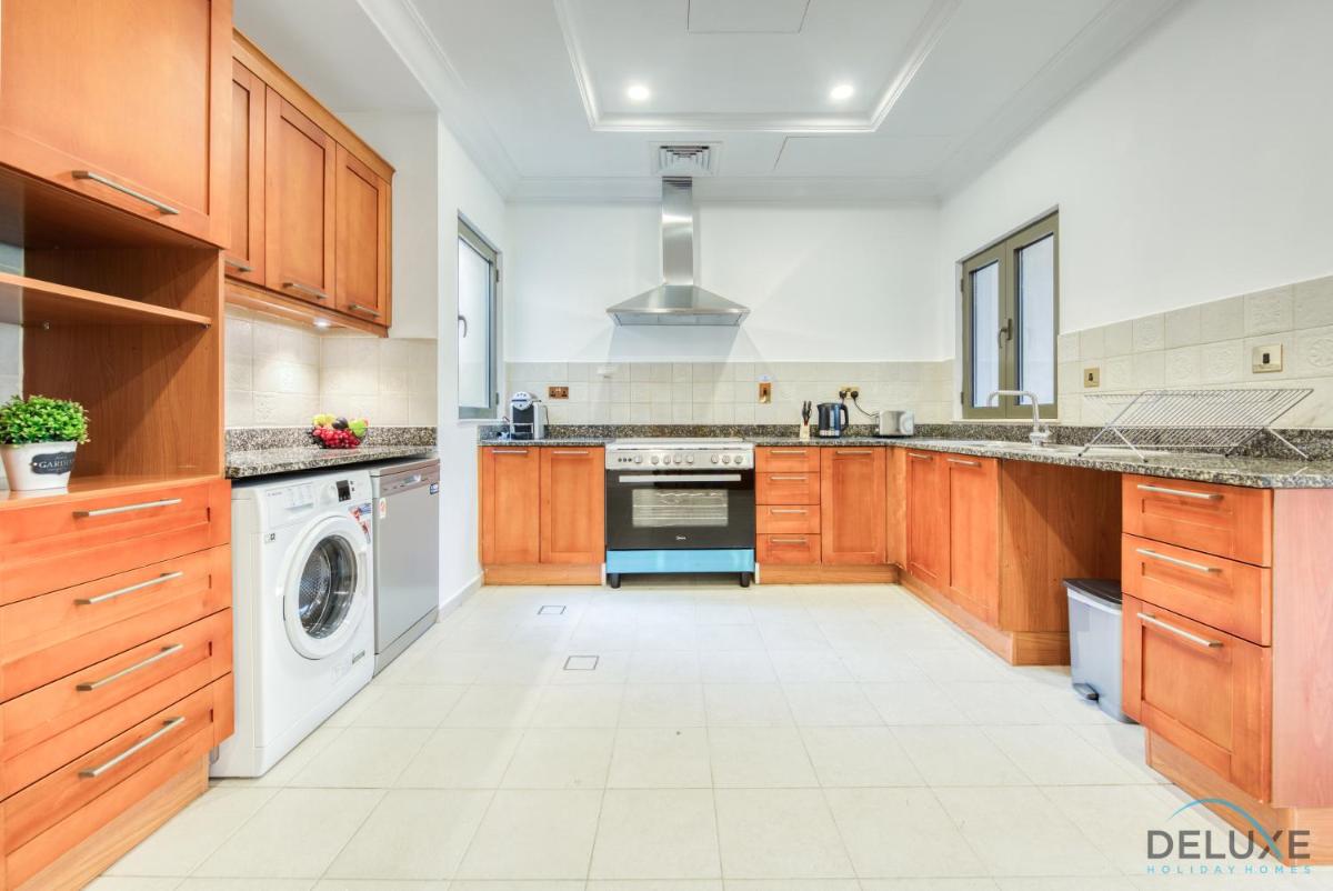 Splendid 5BR Villa at Canal Cove Palm Jumeirah by Deluxe Holiday Homes