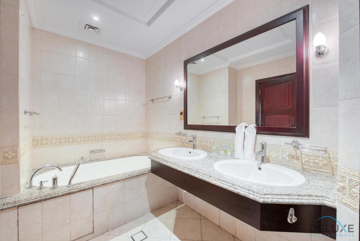 Splendid 5BR Villa at Canal Cove Palm Jumeirah by Deluxe Holiday Homes