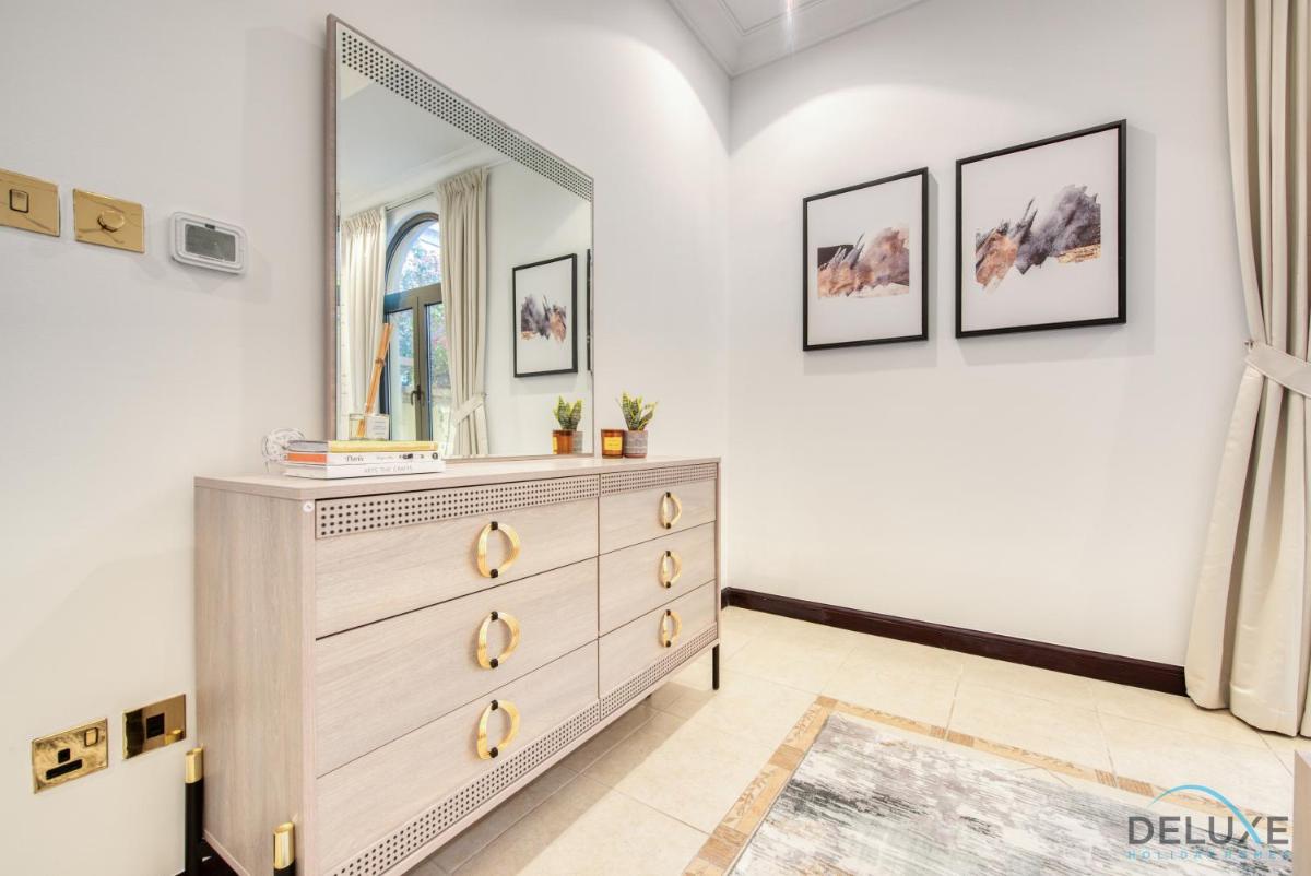Splendid 5BR Villa at Canal Cove Palm Jumeirah by Deluxe Holiday Homes