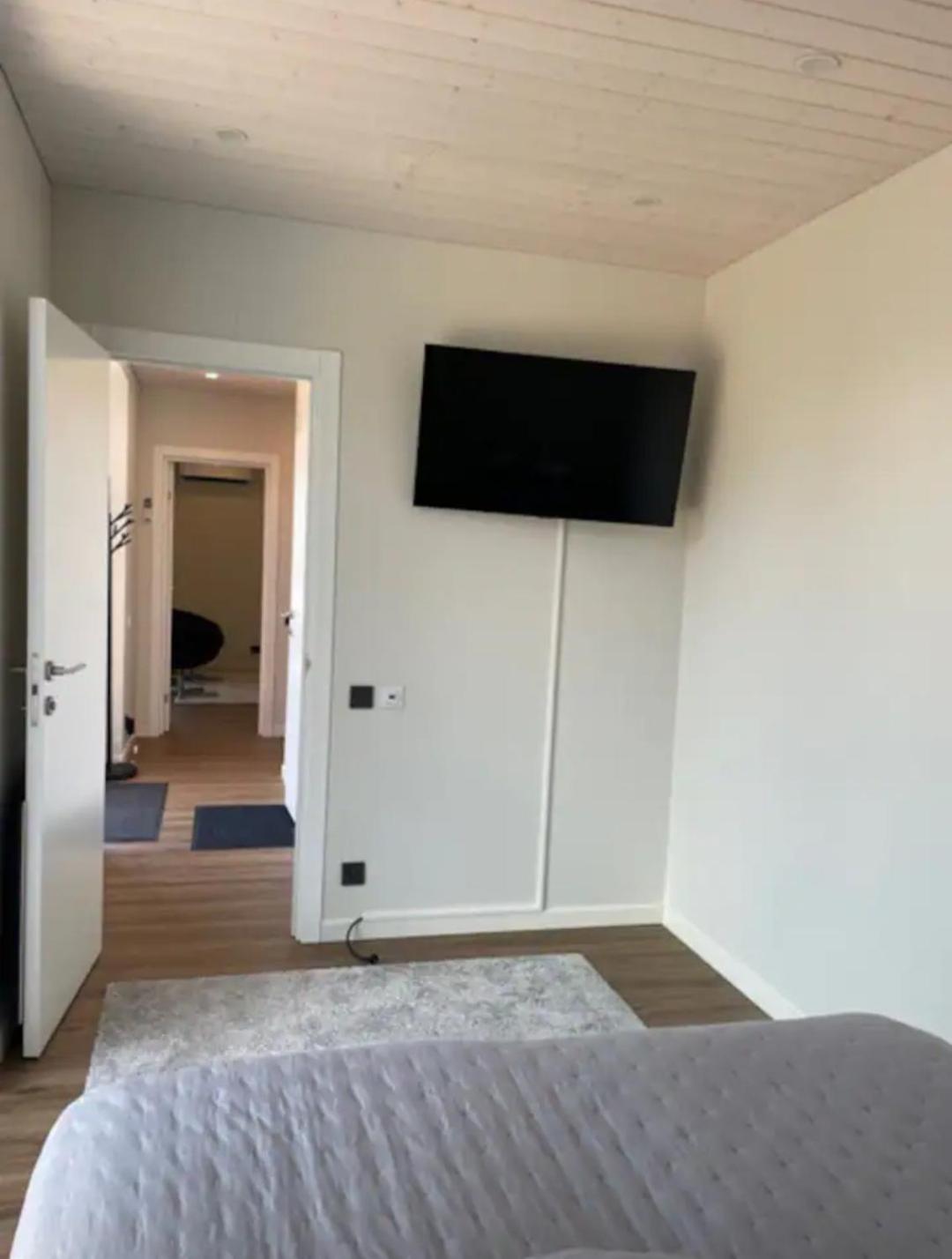 Modern accommodation close to lake and nature view 5