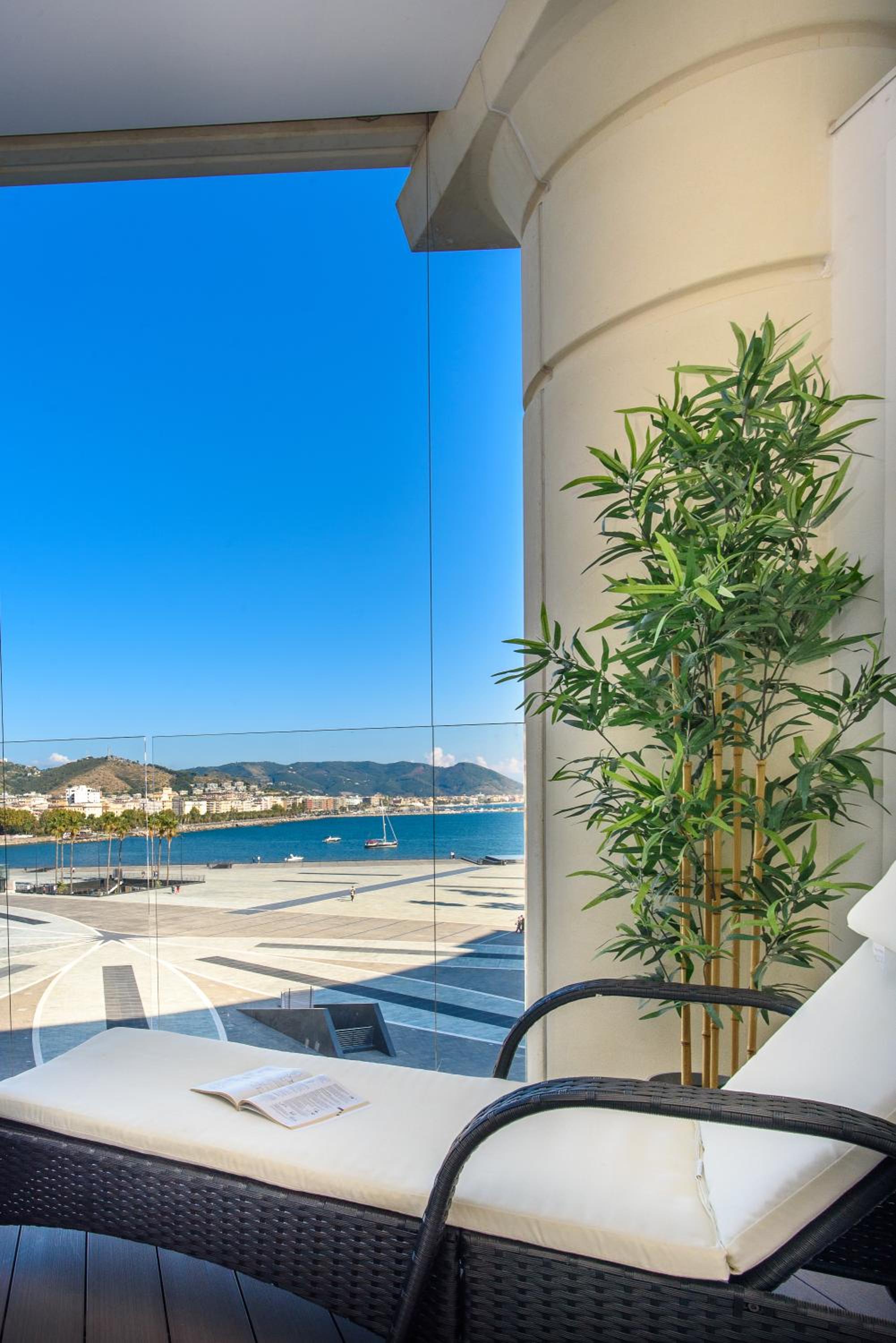 Mareluna Crescent - Luxury Seafront Experience view 5