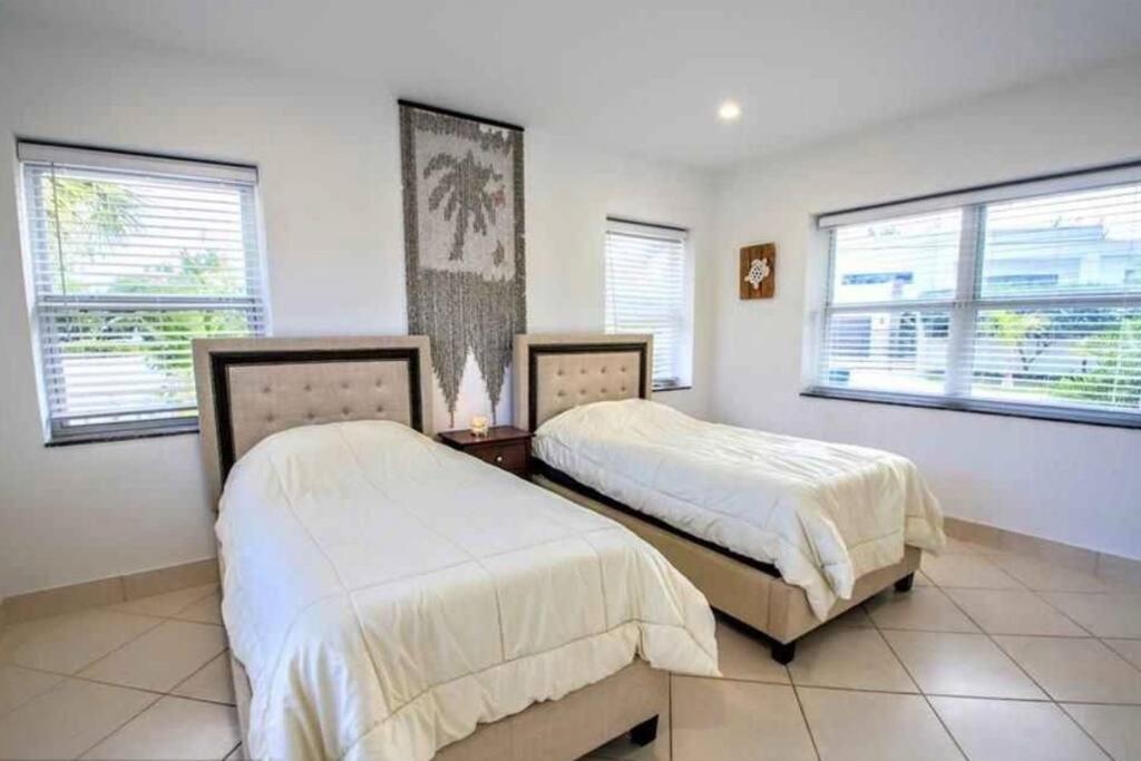 SWAYING PALM BEACH HOUSE Walk to Beach , Marina, Port, las Olas