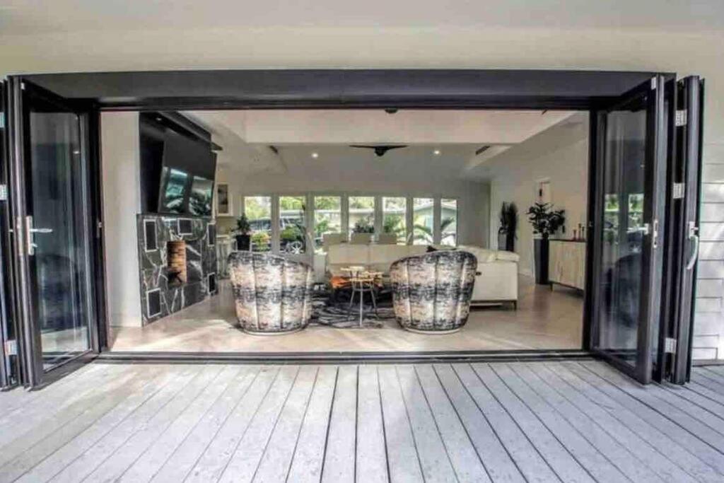 SWAYING PALM BEACH HOUSE Walk to Beach , Marina, Port, las Olas