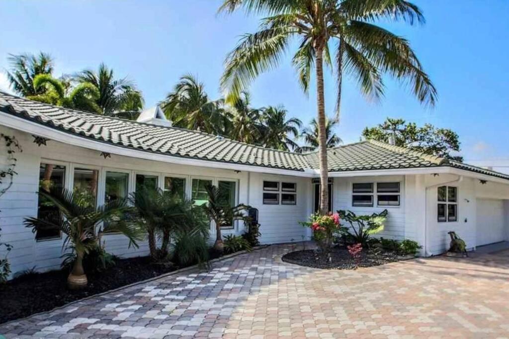 SWAYING PALM BEACH HOUSE Walk to Beach , Marina, Port, las Olas