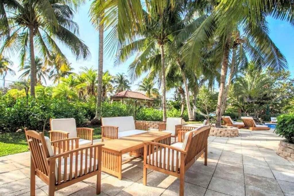SWAYING PALM BEACH HOUSE Walk to Beach , Marina, Port, las Olas