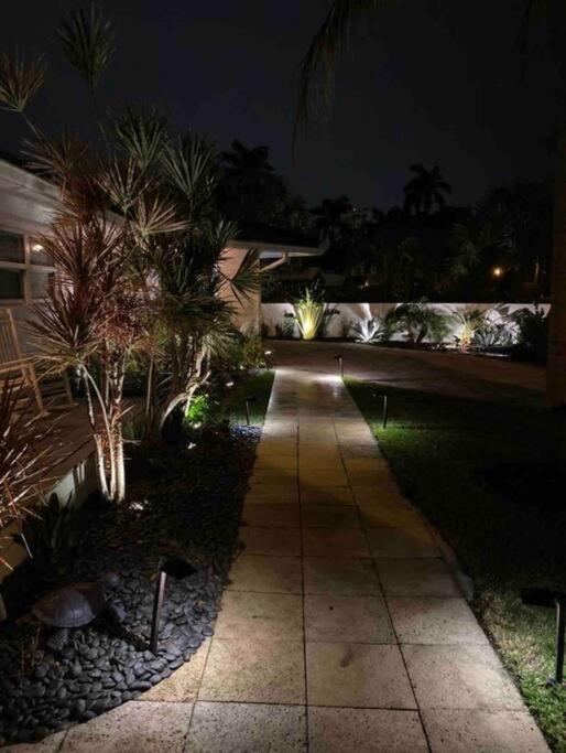 SWAYING PALM BEACH HOUSE Walk to Beach , Marina, Port, las Olas