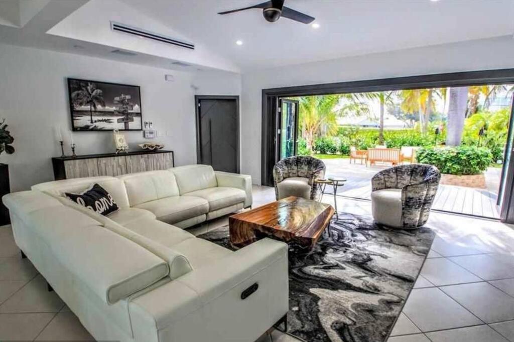 SWAYING PALM BEACH HOUSE Walk to Beach , Marina, Port, las Olas
