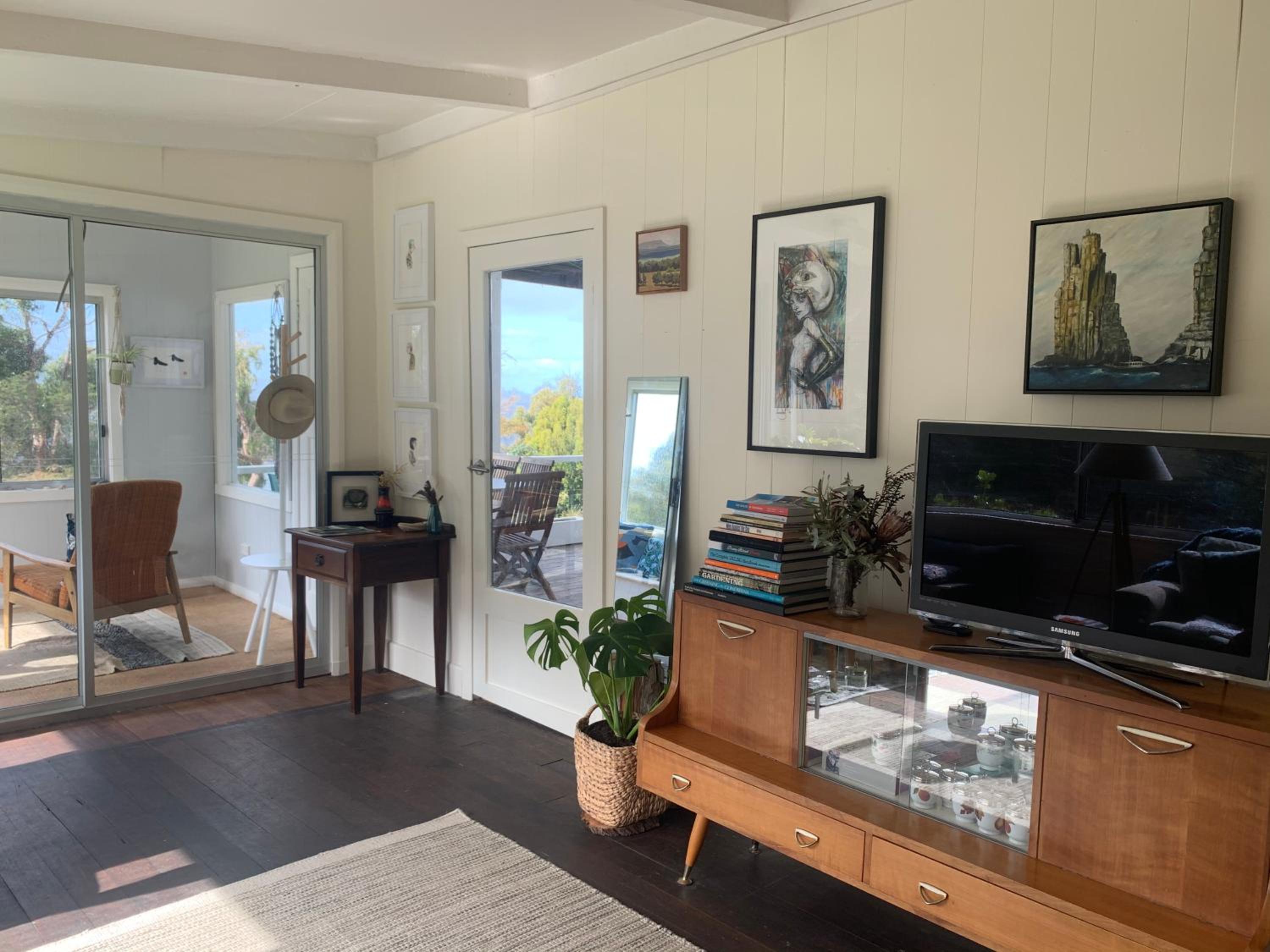 Wylah Cottage for a Peaceful Bruny Island Escape with Water Views, Fireplace & Wallabies