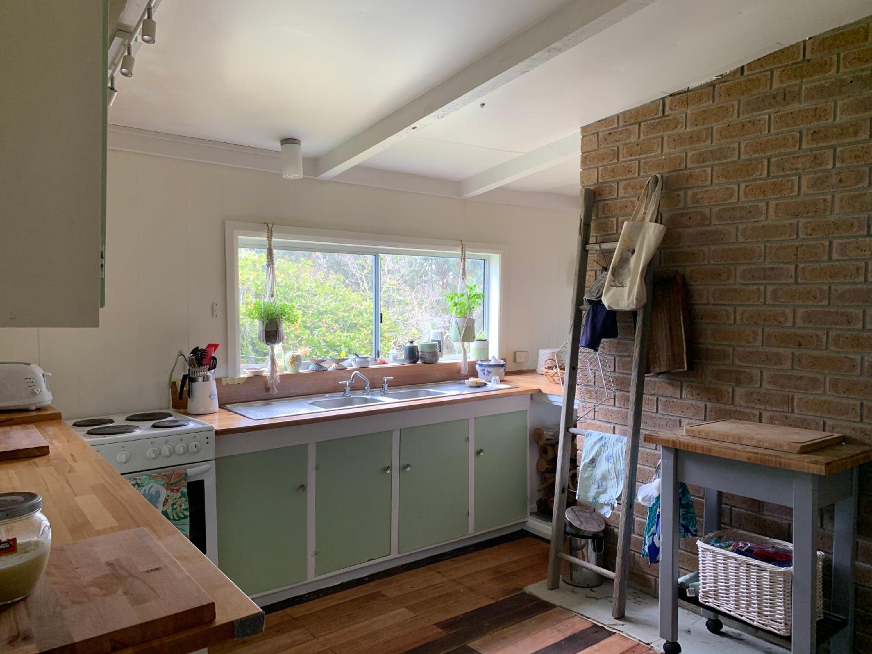 Wylah Cottage for a Peaceful Bruny Island Escape with Water Views, Fireplace & Wallabies