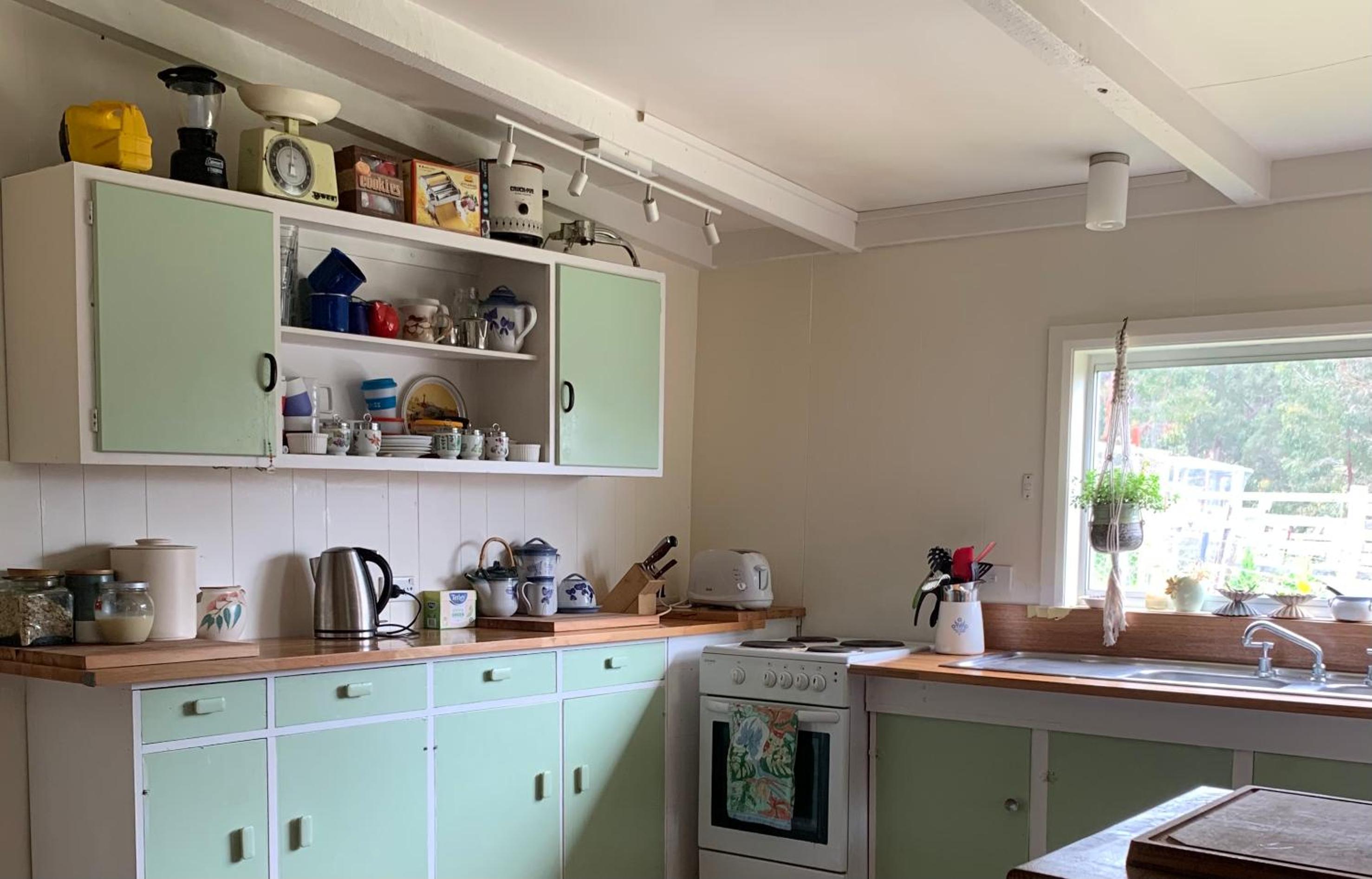 Wylah Cottage for a Peaceful Bruny Island Escape with Water Views, Fireplace & Wallabies