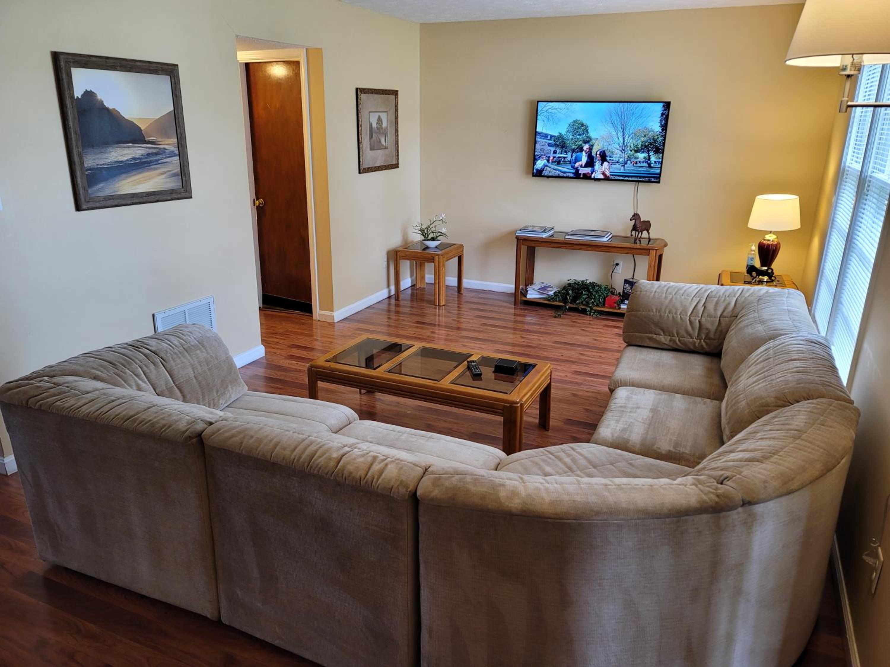 Richmond Vacations - Cozy and Spacious-4 Bedrooms Townhouse - Property Image 1