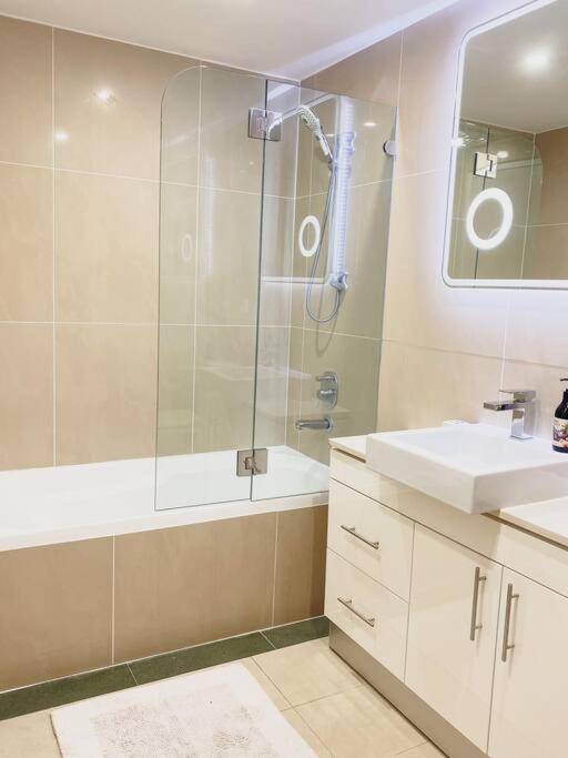 Crows Nest - Executive Penthouse - 3 Bedroom- 5km to City