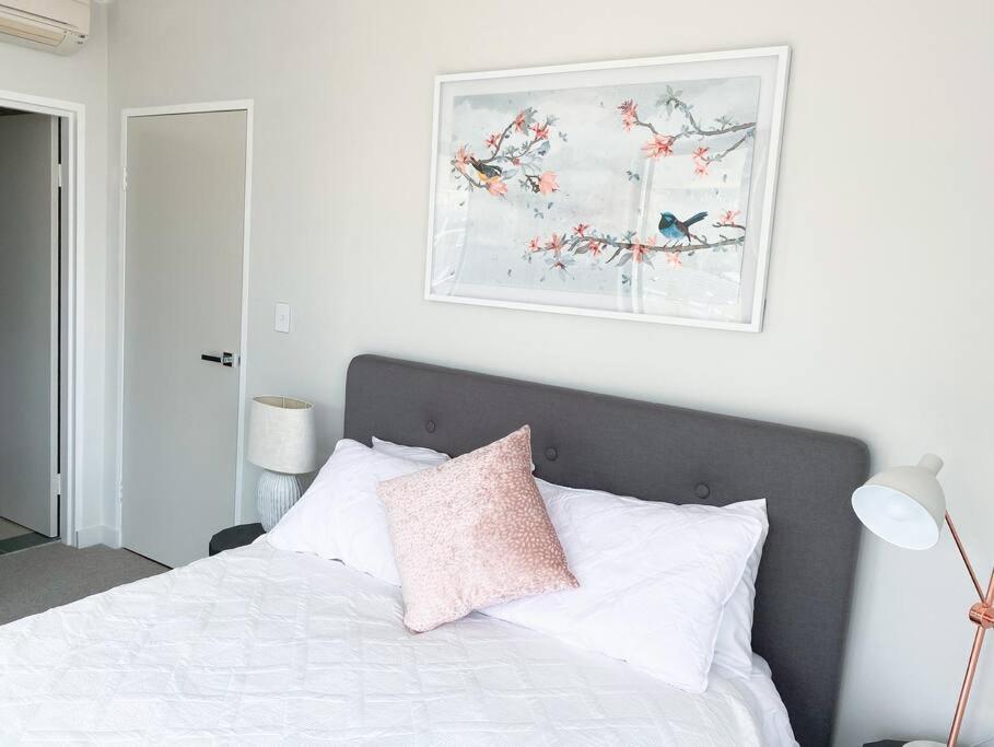 Crows Nest - Executive Penthouse - 3 Bedroom- 5km to City
