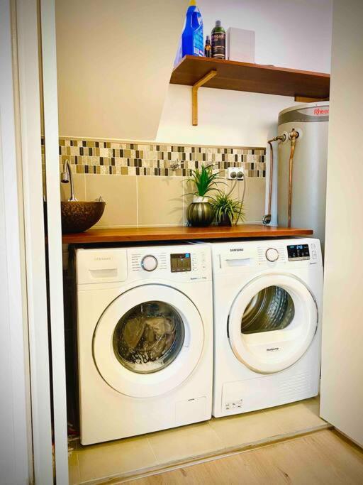 Crows Nest - Executive Penthouse - 3 Bedroom- 5km to City