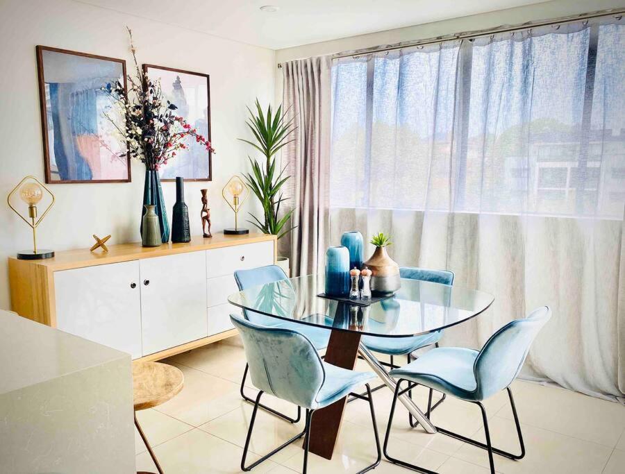Crows Nest - Executive Penthouse - 3 Bedroom- 5km to City