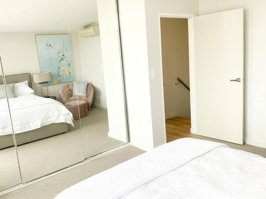 Crows Nest - Executive Penthouse - 3 Bedroom- 5km to City