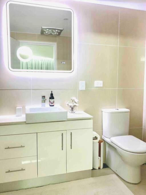 Crows Nest - Executive Penthouse - 3 Bedroom- 5km to City