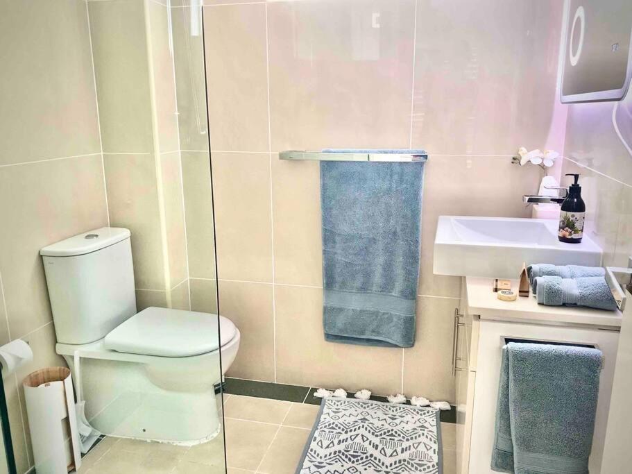 Crows Nest - Executive Penthouse - 3 Bedroom- 5km to City