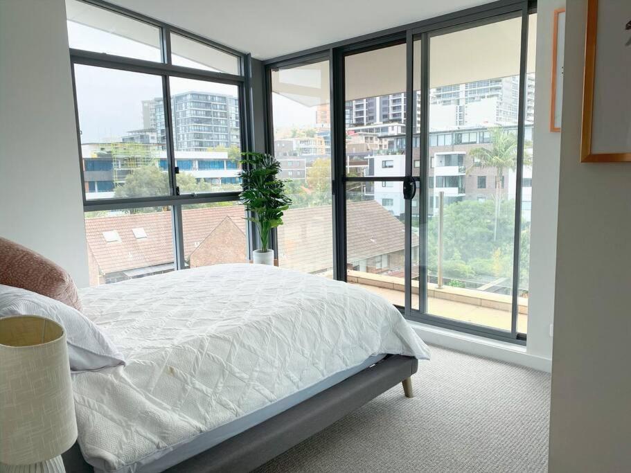 Crows Nest - Executive Penthouse - 3 Bedroom- 5km to City