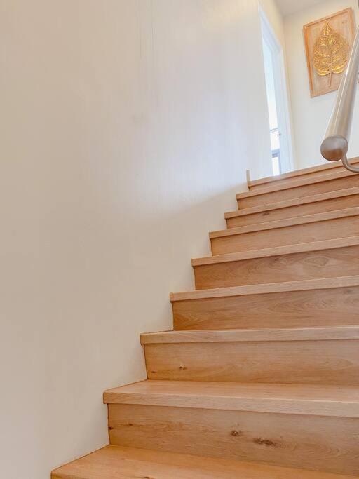 Crows Nest - Executive Penthouse - 3 Bedroom- 5km to City
