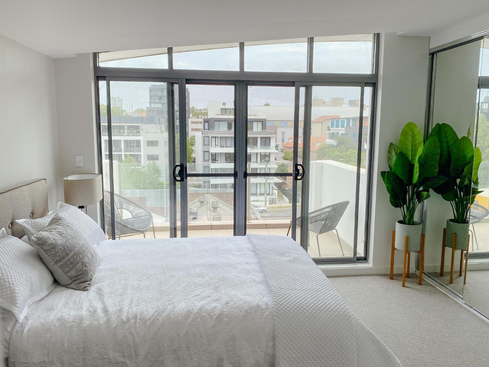 Crows Nest - Executive Penthouse - 3 Bedroom- 5km to City