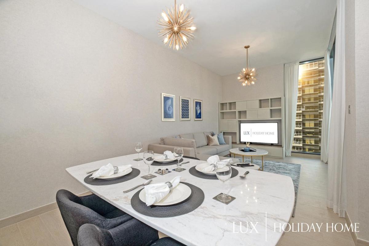 LUX Contemporary Suite with Full Marina View 5